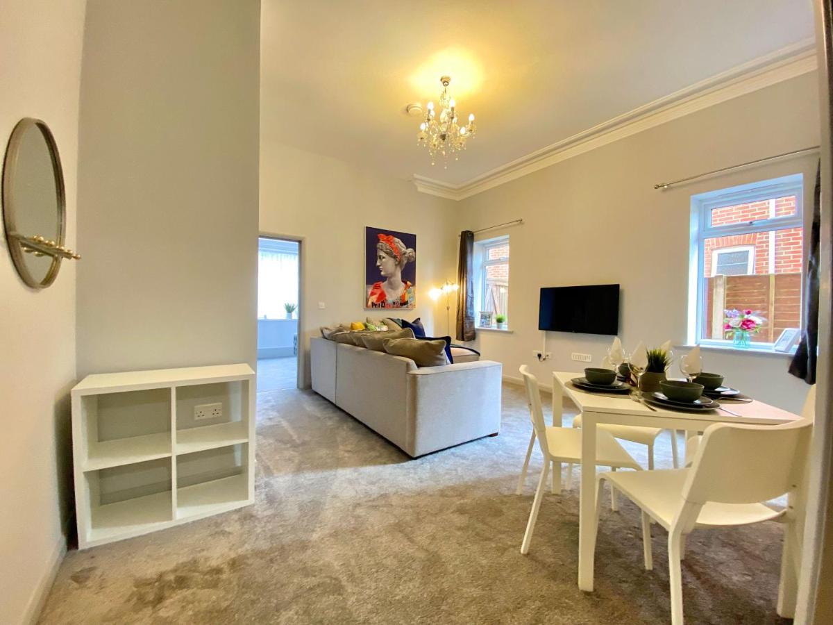 Beautiful Apartment - 5 Minute Walk To The Best Beach! - Great Location - Parking - Fast Wifi - Smart Tv - Newly Decorated - Sleeps Up To 4! Close To Bournemouth & Poole Town Centre Exteriér fotografie